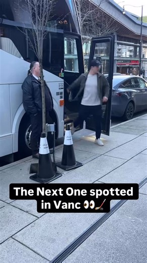 Sidney Crosby spotted in the city 🏒 Follow @mustbevan to keep up on the streets of Vanc 🫡🖤 📍 : Vancouver, BC 🎥 : TT/username_notavailable99 follow @mustbevancouver for more 🌃 #vancouver #vancouverbc #604life #britishcolumbia #vancouvercanada | Must Be Vancouver