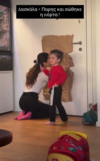 Ο γιος του Δημήτρη Αλεξάνδρου ζωγραφίζει τη πόρτα 🖍️