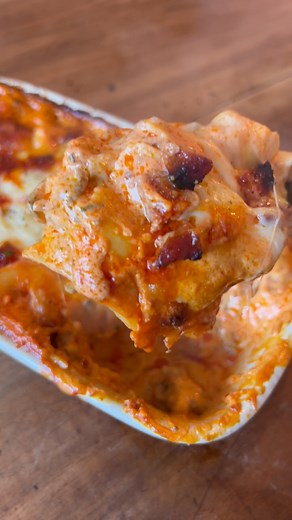 Marine Garcia 🦋 on Instagram: "👉🏻 Lasagne bœuf, champignons & chorizo Pour 2 personnes : 3 à 4 plaques de lasagnes (selon la hauteur du moule), 1 mozzarella, mozza ou emmental rapé, 150g de bœuf haché, 1/2 oignon blanc, 2 champignons brun, morceaux de chorizo (sans peau), 20cl de crème, 2 CS de crème épaisse, 2-3 CC de concentré de tomate, 1 gousse d’ail, huile d’olive, poivre, fleur de sel, persil frais. Recette : - Préchauffe ton four à 180 degrés. - Dans une poêle, fais revenir 5min coupé