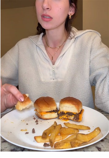 Craving a Chuck E. Cheese pizza rn #sliders #cheeseburger #burger #hawaiianrolls #dinner