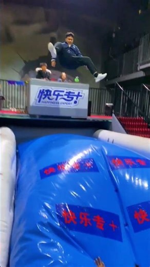 I think she's not expecting this 😁🔥 #funny #blobjumping