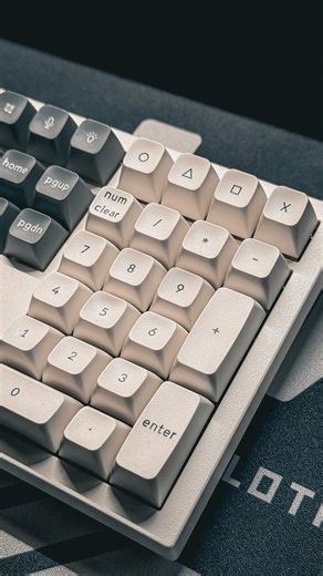 JR | Desk Setup on Instagram: "Another amazing keyboard from @keychron 😎 Meet the new Q6 Ultra 8K. 🔥 • 100% Keyboard Layout • Full Metal Body • Silk POM Switches • 8K Polling Rate • 4,000mAh long-lasting battery up to 660 hours of use • Double Shot PBT Keycaps • CNC Aluminum Knob Can it get any better than this? Link in Bio 🤩 #keychron #mechanicalkeyboards #desksetup"