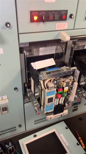 ETO ENGINEER on Instagram: "ACB (Air Circuit Breaker) is a low-voltage air circuit breaker used to protect electrical systems (typically 380–690 V AC) from: • short circuits • overloads • under/over voltage (optional) • reverse power and other abnormal conditions (depending on the protection unit) ✅ Main Features of an ACB 1. Arc quenching medium — air When the contacts open, an electric arc is created. ACBs extinguish this arc in an arc-chamber using air flow and arc splitter plates. 2. Install