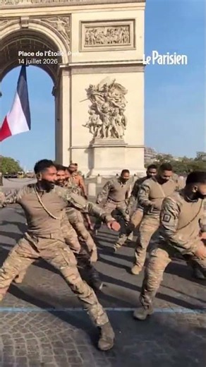 14 Juillet : les forces du Pacifique font un haka sous l'Arc de triomphe