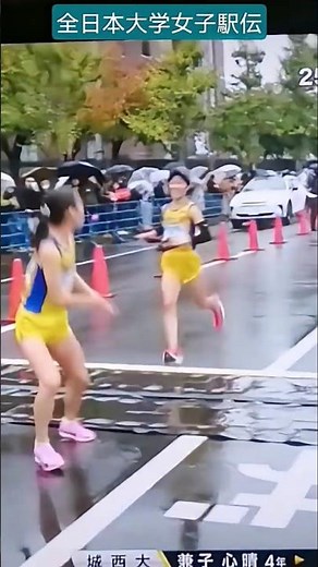 【全日本大学女子駅伝】2区 第2中継所の襷渡し①(城西大学「兼子心晴」選手 2区(4.0km)12分38秒 区間新記録)