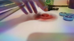 Le Hand Spinner, qui signifie littéralement "objet tournant dans la main" est un petit jouet en plastique que l’on tient entre deux doigts et que l’on essaie de faire tourner le plus longtemps possible. Ce gadget fait fureur depuis quelques mois!!! Il a en effet pour vocation de focaliser l’attention et de fournir un accessoire à manipuler dans toute situation d’angoisse ou d’attente : au bureau, en attendant l’ascenseur ou le bus… Au lieu d’allumer une cigarette ou de vous ronger les ongles, so