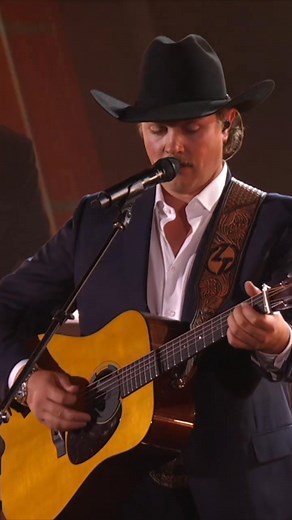 nothing kickstarts our heart better than Zach Top 🎸#CMAawards | Country Music Bulletin