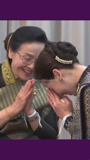 มาเด้อขวัญเอยย✨ วันที่ ๑๗ มีนาคม ๒๕๖๙ เวลา ๑๘.๓๘ น. (เวลาท้องถิ่น) พระบาทสมเด็จพระเจ้าอยู่หัว และสมเด็จพระนางเจ้า ฯ พระบรมราชินี เสด็จพระราชดำเนินโดยรถยนต์พระที่นั่ง จากโรงแรมคราวน์พลาซ่า เวียงจันทน์ ไปในพิธีบายศรีทูลพระขวัญ ณ หอคำ (ทำเนียบประธานประเทศ) เมื่อเสด็จพระราชดำเนินถึงนายทองลุน สีสุลิด ประธานประเทศแห่งสาธารณรัฐประชาธิปไตยประชาชนลาว และนางนาลี สีสุลิด ภริยา เฝ้าทูลละอองธุลีพระบาทรับเสด็จ จากนั้น เสด็จพระราชดำเนินพร้อมด้วยประธานประเทศ และภริยา ไปยังห้องพิธีทูลพระขวัญ พระราชทานพระบรมราชาน