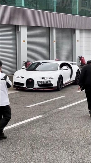 🏁White Bugatti Chiron Turns Every Street into a Supercar Showcase #bugatti #chiron #supercar #china