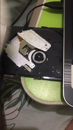 How to insert a CD in your Laptop