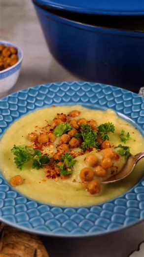 ZEINA MOURTADA on Instagram: "Purjolök och potatissoppa med blomkål utan grädde. Lättlagad, krämig och mild soppa som du gör på få ingredienser❤️ 4-6 port 1 purjolök 4-5 potatisar (medelstora) 400 g blomkål (färsk eller fryst) 2-3 st vitlöksklyftor 2 st grönsaksbuljongtärningar Salt & svartpeppar Rapsolja till stekning Ca 1 l kokhett vatten Topping: 1 frp kokta kikärtor Chiliflakes & spiskummin Serveringsförslag: Persilja & citron Gör såhär: Strimla purjolök, finhacka vitlök, skala och grovhacka