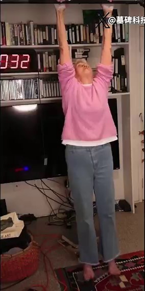 93岁零231天。在单杠上悬空挂了整整2分52秒。Ann Esselstyn 刚刚打破了世界纪录。健身界管这个动作叫“死垂”。看她这精气神，大概得改名叫“活垂”了。运动医学里有个残酷的真相。远端力量根本骗不了人。你的握力流失速度，就是身体核心机能衰退的进度条。2分52秒。足够让一半的年轻人在健身房里低头。