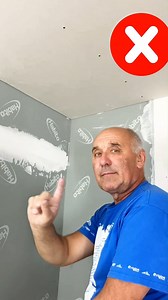 ☝️Na co pamatovat při montáži sádrokartonových podhledů v místnostech větších než 30 m²? Українською в коментарі/ English in comment V místnostech větších než 30 m² nenechávejte ❌volný konec sádrokartonové desky příliš dlouhý. Pokud přesáhne 150 mm, bude se volný konec desky vlivem času a gravitace ohýbat směrem dolů. Proto při montáži podkonstrukce (rastru) přidejte ✔ montážní CD profil tak, aby volný konec desky nepřesáhl 150 mm. Sádrokartonové desky na podhledech v místnostech větších než 30 