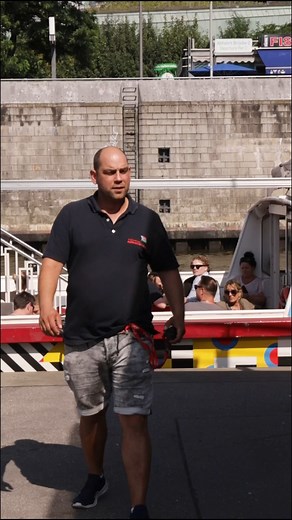 Ob Rundfahrt oder Abfahrt - Achi hat alles im Griff! ✌🚢 #barkassenmeyer #hafenrundfahrt #achi #kommandbord #hamburg | Barkassen-Meyer