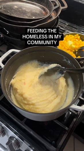 🤝🫶🏽Helping my homeless community in San Antonio. Starting off small with 6 meals but definitely planning on doing this every month. With all the chaos going on in the world I feel our media feeds need more uplifting content. When I started this journey 2 years ago l promised myself I would only share what love and content that brings me joy. Giving back to my community in any form is something I really enjoy and I think a lot has to do with not having much as a kid. When you've experienced ha