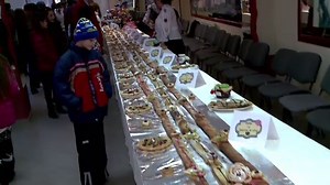 Clatita uriasa, de 30 de metri, la Festivalul Clatitelor, din Brasov. Traditia saseasca, adoptata de romani