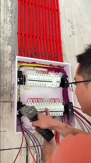 配电箱漂亮走线技巧 家用电箱如何装配和接线，我这样可以不？你们是怎么装配接线的？#水电工 #配电箱安装 #家装装修