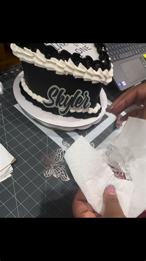 Do you clean your butterflies are just add them to the cake? Dont be putting dirty stuff on these people food lol #cakehack | Toya Che'rise Sweets LLC