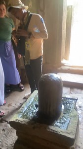 A quiet Shiva Linga at Bayon reflects Angkor’s layered soul—where Hindu devotion and Buddhist serenity meet in timeless stone. #BayonTemple #ShivaLinga #Angkor #SacredStone #KhmerHeritage #SpiritualCambodia #AncientFaith | Bong Yan