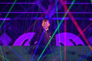 Calvin Harris Leads Sing-Along at 2018 iHeartRadio Jingle Ball