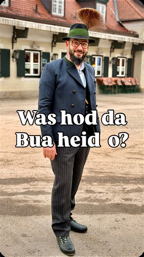 Rainer Lorz | Bayerische Tradition & Tracht on Instagram: "Sonntag im Hirschgarten - gmiatlich, vornehm und trachtlerisch. Unten Haferlschuah und ja, heit san’s wirklich Socken 😄 Verredn derf ma si aa amoi. Dazu a Stresemann Hosn, in der Messertasche a Sterzinger Besteck, a schwarzes Gilet mit Taschenuhr und a feing’streiftes Hemd. Drüber die Joppn a Sakko, mit geflochtene Lederknöpf, passt sauber zum Sonntag. Auf’m Kopf a Ausseer Huad mit Gamsbart. So bin i unterwegs g’wesen - ruhig, gschmeidi