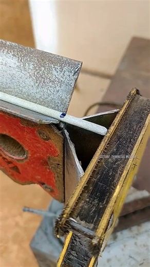 easy tricks for thin L angle iron work #welding #welder #weld #metalwork #fabricatoon