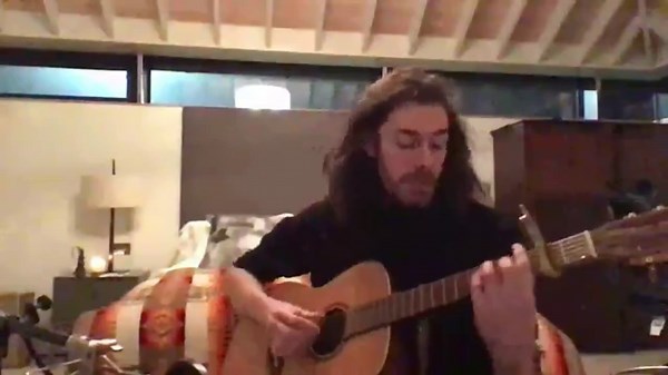 Hozier singing Ain't No Sunshine by Bill Withers back in 2020 #hozier #live #hozierofficial #hoziersvocals #hoziercore #hoziercore #hoziertok #fyp #throwback #acoustic #billwithers #aintnosunshine @Hozier