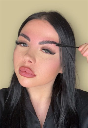 ✨ Avant: Sourcils plats, peu définis, qui ne tiennent pas en place. ✨ Après : Grâce au kit Lash and Brow Lounge : sourcils liftés, disciplinés et ultra volumisés. Un effet naturel et structuré qui change tout ! #browlift #kitbrowlift #brows #perfectbrows #fyp