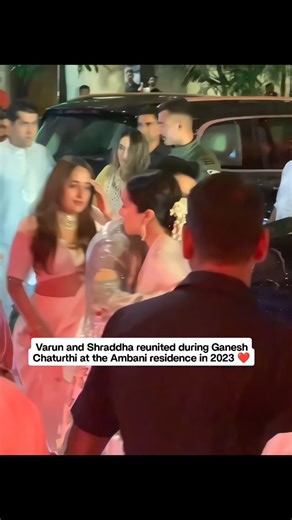 R | Unseen VarShra moments that have my heart 😭❤️ She met Varun along with his entire family 🥹 #varundhawan #shraddhakapoor #varshra... | Instagram