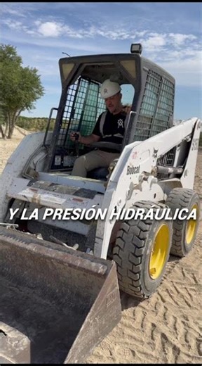 🚜 Cómo hacer una carga con minicargadora paso a paso | Clase práctica con Álvaro