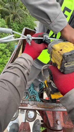 😱 How Linemen Secure DDE Overhead Power Cables! ⚡ #lineman #utilitywork #powerlines #construction