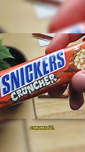 Snickers Cruncher 🍫🥜 — chrupiąca wersja klasyka, którą wielu pamięta do dziś. Miał inny vibe, inne nadzienie i to charakterystyczne „chrup”, które robiło robotę. Zastanawialiście się, dlaczego zniknął i został wycofany już na zawsze? #GimbyNieZnajo #Nostalgia #Retro #Dzieciństwo #KiedyśToByło | GIMBY NIE ZNAJO