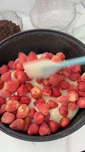 Yummy Strawberry Snow Flakes #snowflakes #snacktime #dessert #foodvlog #cake | 陈陈雪花酥