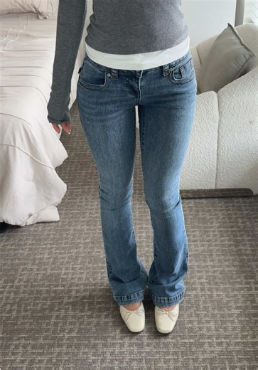 Low rise bootcut jeans that are so flattering and actually comfortable to wear ❤️❤️