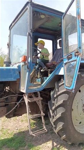 Тракторист на мінімалках #село #сільське_господарство #фермер