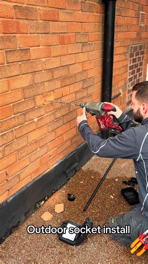 Outdoor socket install 🔌🪛#electrician #electriciansoftiktok #tradesman #work #electricalwork