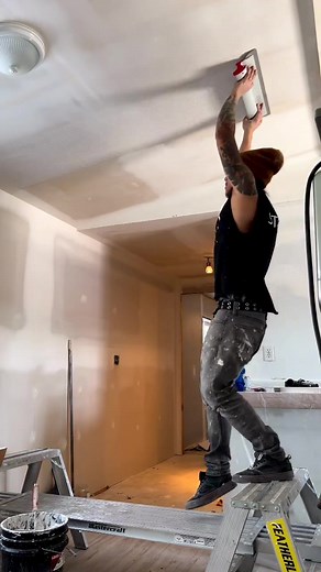 Skim coating a ceiling with the LEVEL5 24-Inch Skimming Blade 🔥 👉 @poldax 👊 #renovation #skimcoat #level5tools