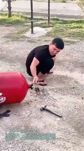 バルブねじを緩め気体を放出：高圧ガスボンベの減圧作業