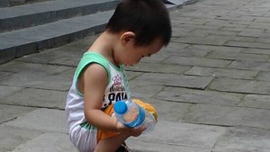1岁宝宝尿尿是“红色的”，无知奶奶竟然用它给孩子隔尿！妈妈大怒
