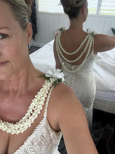 ✨Cascading Bridal Lei✨ Pua kalaunu, aka crown flowers, are perfect for the queen on her wedding day. Just the buds of the white crown flower are used to create a short triple strand in the front, and three strands of varying length draped down her back, for an absolutely stunning accent. #weddingflowers #bride #bridalflowers #hawaiianlei #hawaiiflowerlei | Hawaii Flower Lei