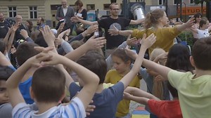 1.8K views | Im Mai verwandelte sich der 5. Wiener Gemeindebezirk im Rahmen von "#Wien5 - Die Kunst der Nachbarschaft" in ein Zentrum der Kunst und bot Besuchern Workshops, Ausstellungen und Film- und Theatervorstellungen lokaler Künstlerinnen und Künstler. Im Video sehen Sie nochmals eine kleine Zusammenfassung dieses wunderbaren Projekts, das vom Volkstheater Wien initiiert wurde: | BAWAG | Facebook