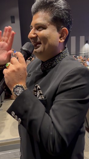 You really have to be there in person to feel the magic of a Sumeet Tappoo performance ✨🎤 In this short clip, he walks into the audience while singing one of my all-time favorite songs — “Tum Itna Jo Muskura Rahe Ho” 🎶 The connection, the voice, the atmosphere — unreal. #RajuMedia #SumeetTappoo #TumItnaJoMuskuraRaheHo #BollywoodClassic #LiveMusicMoments #EventProduction #ConcertVibes #IndianMusic #SoulfulPerformance | Raju.Media