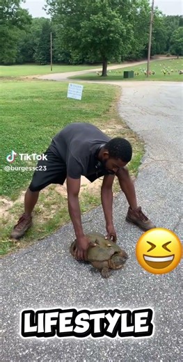 SNAPPING TURTLE ALMOST LOST FINGER😳 #viral #explore #shorts #share