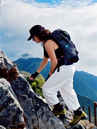 AI Hiking Effect: Turn Photos into Videos Instantly!