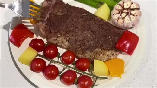 高端微蒸烤炸一体机，属于其旗舰级“万食炉（Steam Oven with Microwave）”系列。该机型支持 政府节能补贴，主打 “上烤下蒸   变频微波