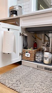 Looking for ways to minimize clutter and maximize counter space? Look no further! 🧻 This adhesive paper towel holder can be placed anywhere that makes sense for your space: under your kitchen sink, beneath your upper cabinets - there are endless options! BONUS USES: • Put a roll of trash bags on the holder to easily grab one anytime you need it! • Place a roll of plastic wrap or tin foil on it to seamlessly wrap your food. • Turn the holder sideways to hang dish towels. Here’s the link for this