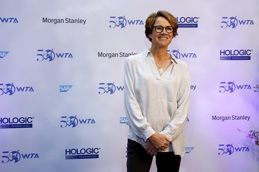 Billie Jean King salutes Mary Carillo on her Hall of Fame induction