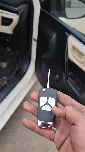 Toyota corolla 17 model remote programme..check it #03000395526 #hajiautos #famous #hujrashahmuqeem