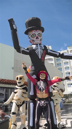 💀✨ A celebration of life and tradition ✨💀 We honored one of Mexico’s most meaningful traditions. Through vibrant characters, colors, and heartfelt moments, we shared the spirit of remembrance and culture with our guests-keeping memories alive and celebrating those who came before us. 🕯️🌺 | Hilton Cancun Mar Caribe All-Inclusive Resort
