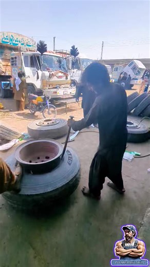 How Mechanics Easily Remove Heavy Duty Truck Tyres from Rims 🔧🚛 | Pro Workshop Trick #mechanic #trucktyres #heavydutytruck #tyreremoval #workshophacks #enginerepair #truckmaintenance #mechanictricks | Pro Mechanic Skills